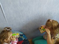 3. Lornetki z rolek po papierze toaletowym - Hania i Ola